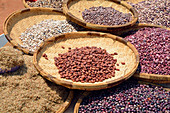 Mzuzu; Northern Region; Malawi; Warenangebot auf dem Markt; Erdnüsse, verschiedene Bohnen und Sprossen