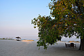 Malawi; Northern Region; Malawi See bei Chinteche; blassrosa Abendrot über dem See; Strand des Chinteche Inn