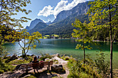 Frau auf Bank am Hintersee, Ramsau, Berchtesgadener Land, Oberbayern, Deutschland