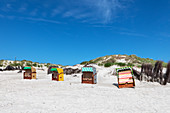 Strandkörbe auf der Helgoländer Düne, Nordsee, Schleswig-Holstein, Deutschland