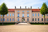 Schloss Rheinsberg, Zugang zum Schloss vorn mit Schlosshof, Rheinsberg, Brandenburg, Deutschland