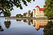 Schloss Rheinsberg Blick vom Ufer des Grienericksees, Rheinsberg, Brandenburg, Deutschland