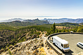 Parkplatz am "Pico de las Nieves" Aussichtspunkt mit Sicht auf Gebirge von Gran Canaria, Spanien