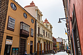 Fußgängerzone mit bunten Fassaden im historischen Zentrum von San Cristobal de la Laguna, Teneriffa, Spanien