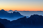 Silhouettenstaffelung der Belluneser Dolomiten in der Morgendämmerung, Vette Grandi, Belluneser Dolomiten, Venezien, Venetien, Italien