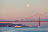 Mondschein über Ponte 25 de Abril (Brücke vom 25. April) im Morgengrauen, Lissabon, Großraum Lissabon, Portugal