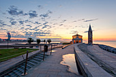 Morgendämmerung an der kleinen Kirche von Madonna dell'Angelo, Caorle, Venedig, Venetien, Italien