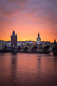 Karlsbrücke und Bedrich Smetana Museum im Morgengrauen, Prag, Tschechische Republik, Europa
