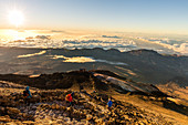Spanien, Kanarische Inseln, Teneriffa, Pico de Teide, Touristen steigen bei Sonnenaufgang vom Gipfel des Teide-Vulkans zur Seilbahn ab