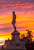 Michelangelo Monumentalstatute auf dem Piazzale Michelangelo in Florenz bei Sonnenaufgang, Florenz, Toskana, Italien, Europa