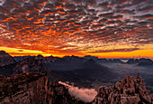 Verwilderter Platz bei Sonnenaufgang, Pale di San Lucano Gebierge über Agordo