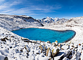Das blaue Wasser des Vago-Alpensees nach einem herbstlichen Schneefall. Forcola-Pass, Livigno, Veltlin, Bezirk Sondrio, Lombardei, Alpen, Italien, Europa