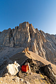 Biwak Dal Bianco unter dem Ombretta im Sommer mit der Südwand der Marmolada im Hintergrund, Canazei, Contrin-Tal, Fassatal, Dolomiten, Trentino-Südtirol, Italien, Europa