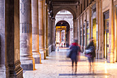 Menschen spazieren entlang des Portico dei Carbonesi, einer der Straßen im Stadtzentrum von Bologna, Bologna, Emilia Romagna, Italien, Europa