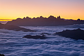 Sonnenaufgang über den Dolomiten mit Pale di San Martino-Gruppe von Monte Schenone, Pampeago, Cavalese, Fleimstal, Dolomiten, Italien, Europa