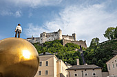 Sphaera-Skulptur am Kapitelplatz mit Blick auf die Burg, Salzburg, Österreich