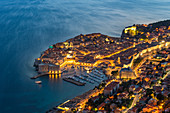 Die Stadt in der Abenddämmerung von einem erhöhten Standpunkt aus, Dubrovnik, Gespanschaft Dubrovnik-Neretva, Kroatien