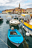 Fischerboote im Hafen mit der Altstadt im Hintergrund, Rovinj, Gespanschaft Istrien, Kroatien