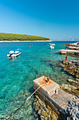 Boote am kleinen Pier in der Tankaraca-Bucht im Sommer, Vela Luka, Insel Korcula, Dubrovnik, Gespanschaft Dubrovnik-Neretva, Kroatien