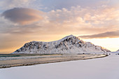 Strand von Skagsanden im Morgengrauen im Winter, Flakstad, Nordland, Nordnorwegen, Norwegen