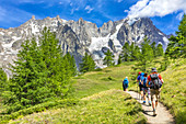 Eine Gruppe von Wanderern geht während der Mont-Blanc-Wanderungen (Val Ferret, Courmayeur, Provinz Aosta, Aostatal, Italien, Europa) zur Bonatti-Hütte