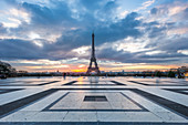 Eiffelturm bei Sonnenaufgang von der Terrasse des Trocadero (Paris, Ile-de-France, Frankreich, Europa)