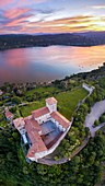 Blick auf die Festung Rocca di Angera bei Sonnenuntergang im Frühling, Angera, Lago Maggiore, Provinz Varese, Lombardei, Italien