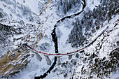 Roter Zug des Bernina-Express entlang des Landwasserviadukts bei Filisur, Kanton Graubünden, Schweiz, Europa