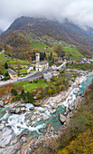 Luftaufnahme von Stromschnellen am Fluss Verzasca und der Kirche von Lavertezzo, Verzascatal, Kanton Tessin, Schweiz