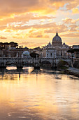 Sonnenuntergang in Rom vor der Basilika San Pietro, der Engelsbrücke (ital. Ponte Sant'Angelo) und dem Tiber von der Ponte Umberto I, Rom, Region Latium, Europa, Italien