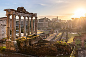 Blick vom Campidoglio auf die Ruinen der Fori Imperiali in Morgendämmerung, Rom, Region Latium, Europa, Italien