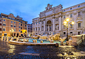 Blick auf die berühmte Fontana di Trevi in Morgendämmerung, Rom, Region Latium, Italien, Europa