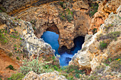 Herzförmige Höhlen und Bögen an den gelben Klippen von Ponta da Piedade. Lagos, Algarve, Portugal, Europa.