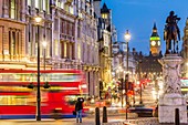 Vereinigtes Königreich, London, Westminster, Trafalgar Square, Pferdeskulptur von Karl dem Ersten und Hintergrund Big Ben (Glockenturm)