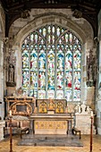 Vereinigtes Königreich, Warwickshire, Stratford-upon-Avon, die gotische Kirche Holy Trinity aus dem 13. Jahrhundert, bekannt als Ort der Taufe (26. April 1564) und Bestattung (25. April 1616), Shakespeare-Kapelle, in der die Grabsteine von William Shakespeare, seiner Frau (Anne Hathaway) und ihrer Tochter (Susanna Hall) sind