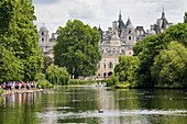 Vereinigtes Königreich, London, Bezirk Westminster, St. James's Park, der See, im Hintergrund Horse Guards Gebäude und Ministerien