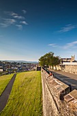 Vereinigtes Königreich, Nordirland, County Londonderry, Derry, Stadtmauern mit Blick auf Bogside area