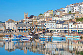 Vereinigtes Königreich, Devon, Brixham, Dartmouth, Fischerboote im Hafen mit Blick auf bunte Häuser