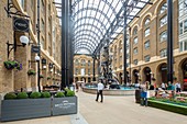 United Kingdom, London, Southwark, Hay's Galleria, a former warehouse with restaurants, shops and lodgings