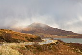 Vereinigtes Königreich, Schottland, Highland, Innere Hebriden, Isle of Sky, Straße auf der Seite von Loch Slapin