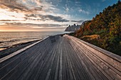 Fussgängerbrücke zum Tungeneset-Strand, Senja, Norwegen