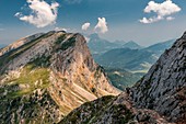 Wanderer Beim Abstieg Vom Grand Veymont, Bergkette Vercors, Gresse-En-Vercors, Isere , Auvergne-Rhone-Alpes, Frankreich