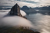 Berg Segla von Wolken Umgeben, die in den Fjord Stürzen, Fjordgard, Senja, Norwegen