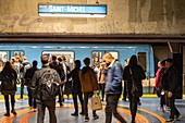 Reisende an der Metro-Station Saint-Michel, Montreal, Quebec, Kanada