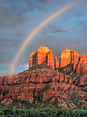Regenbogen über einer Felsformation, Cathedral Rock, Coconino National Forest, Arizona, USA