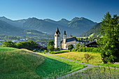 Kitzbühel mit Kitzbüheler Alpen im Hintergrund, Kitzbühel, Kitzbüheler Alpen, Tirol, Österreich