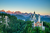  Schloss Neuschwanstein vor Tannheimer Bergen im Morgenrot, Neuschwanstein, Ammergebirge, Ammergauer Alpen, Schwaben, Bayern, Deutschland