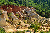 Ockerfelsen in ehemaligem Ockersteinbruch, Colorado Provencal, bei Rustrel, Naturpark Luberon, Vaucluse, Provence-Alpes-Côte d´Azur, Frankreich