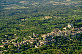 Tiefblick auf Bonnieux, vom Petit Luberon, Naturpark Luberon, Vaucluse, Provence-Alpes-Côte d´Azur, Frankreich
