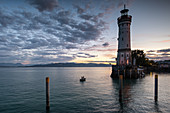 Blick auf den Leuchturm am Hafen von Lindau, Bayern, Deutschland, Europa